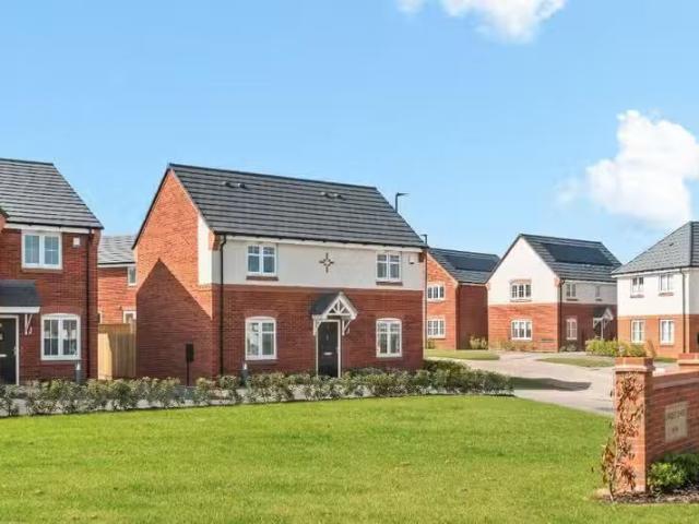 Deal! 2 BA 3 bedroom detached house for rent in Langley Chase.