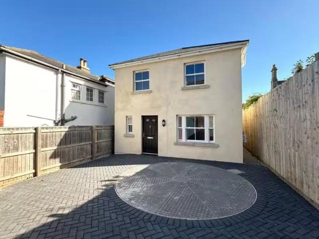 For Rent! 2 BA 3 bedroom detached house for rent in Rodwell Ro.