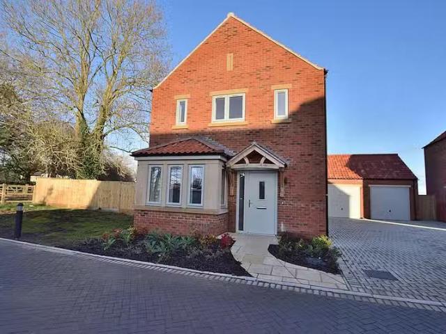 Unique 2 BA 3 bedroom detached house for rent in Roebuck Close.