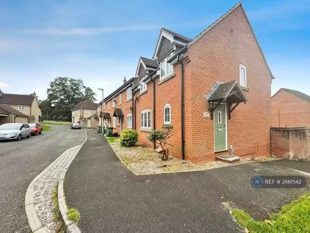 Cheap 2 BA 3 bedroom end of terrace house for rent in Rivers R.