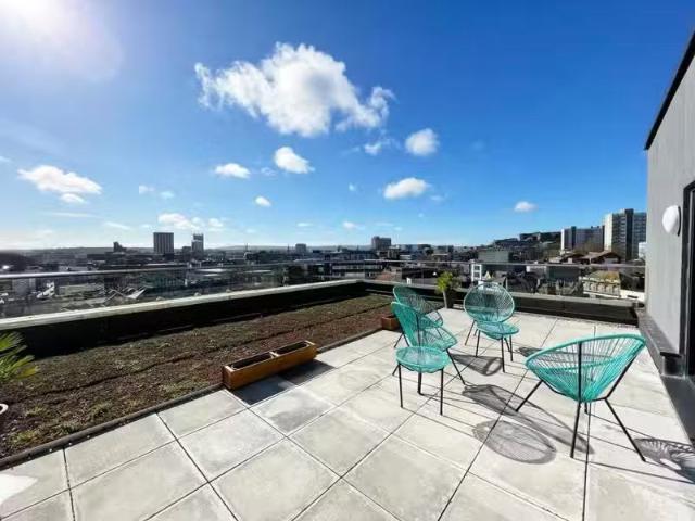 Charming 2 BA 3 bedroom flat for rent in Beckford House, 1 Car.