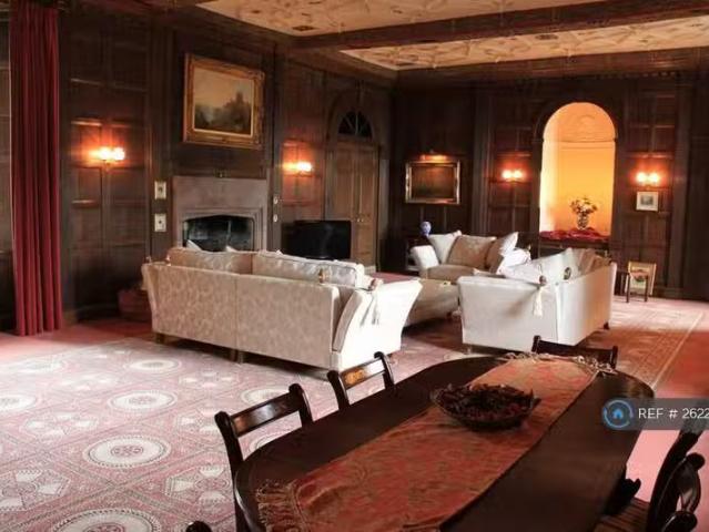 Rental! 2 BA 3 bedroom flat for rent in Brough Hall, Richmond.