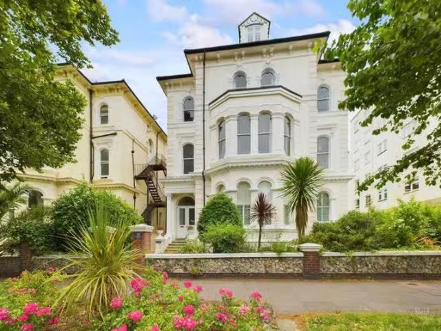 Nice 2 BA 3 bedroom flat for rent in Devonshire Place, Eastbou.