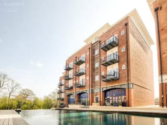 Cozy 2 BA 3 bedroom flat for rent in Waterside, Shirley, Solih.