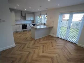 For Rent! 2 BA 3 bedroom link detached house for rent in Holme.