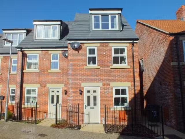 Rental! 2 BA 3 bedroom semi detached house for rent in St. Jam.