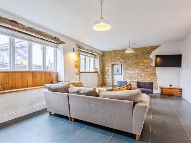 Nice 2 BA 3 bedroom semi detached house for rent in The Forge.