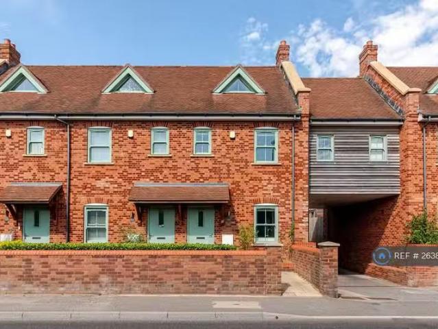 Nice 2 BA 4 bedroom terraced house for rent in Christchurch Ro.