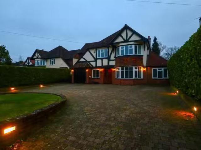 For Rent! 2 BA 4 bedroom detached house for rent in Coulsdon R.