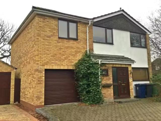 Rental! 2 BA 4 bedroom detached house for rent in Goding Way.