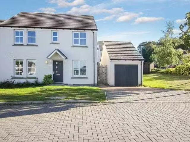 Rental! 2 BA 4 bedroom detached house for rent in Hopecroft Cr.