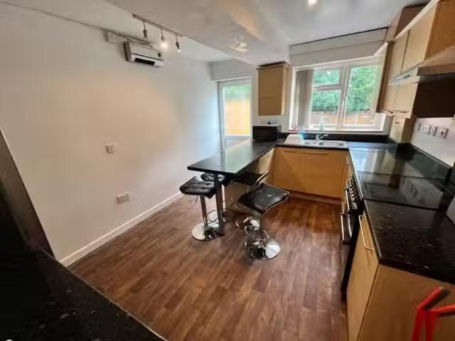 Deal! 2 BA 4 bedroom end of terrace house for rent in Quinton.