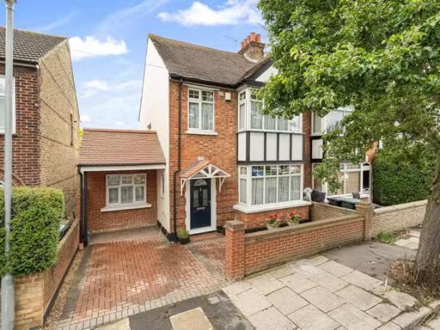 Charming 2 BA 4 bedroom semi detached house for rent in Lingfi.