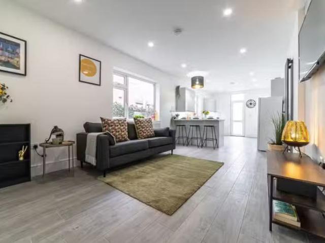 For Rent! 2 BA 5 bedroom terraced house for rent in Plasturton.