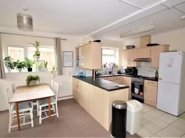 Rental! 2 BA 5 bedroom semi detached house for rent in Wycliff.
