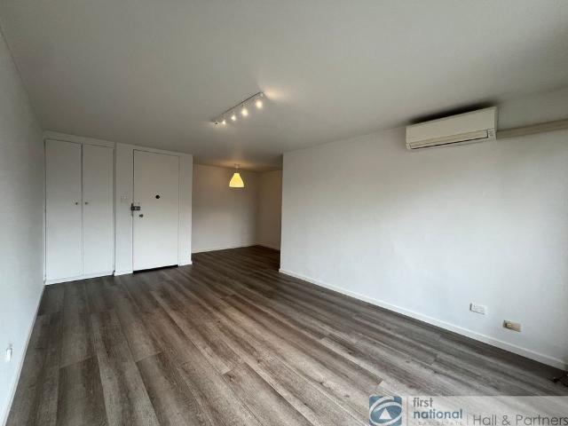 Charming 2 Bed, 1 Bath Unit Comfort & Convenience Combined!