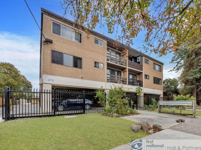 Charming 2 Bed, 1 Bath Unit Comfort & Convenience Combined!