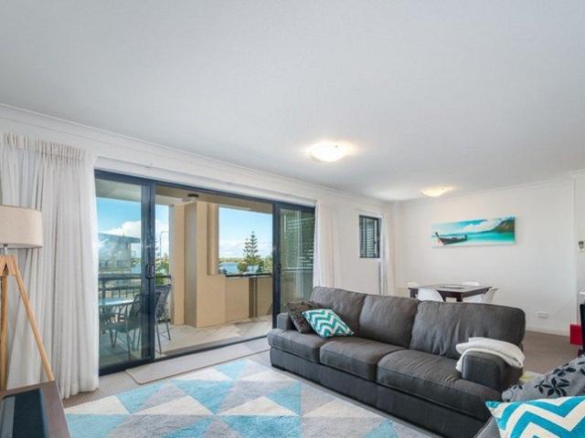 Charming 2 Bedroom, 2 Bathroom Apartment with Water View