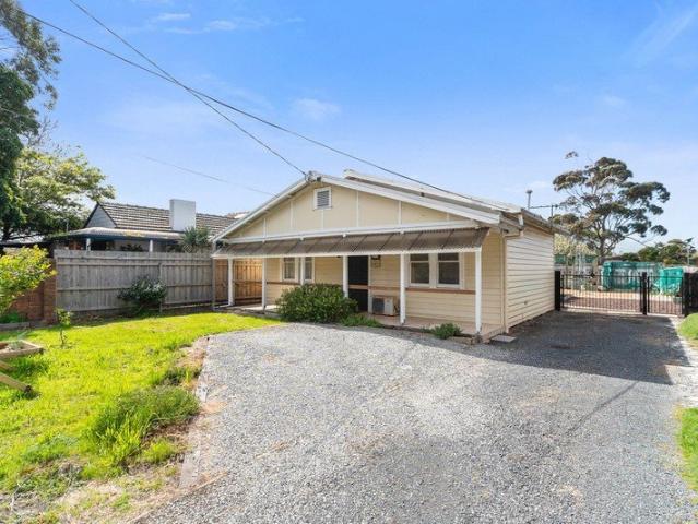 Charming 2 Bedroom Cottage with Self Contained Granny Flat Frankston