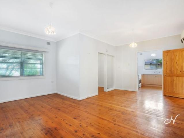 CHARMING 2 BEDROOM COTTAGE AVAILABLE NOW