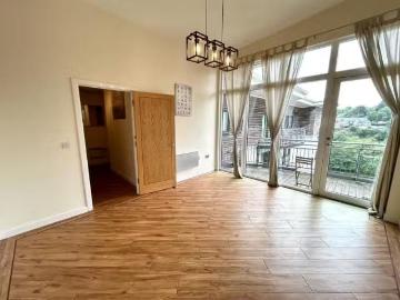 Deal! 2 bedroom apartment for rent in Catrine, Victoria Wharf.