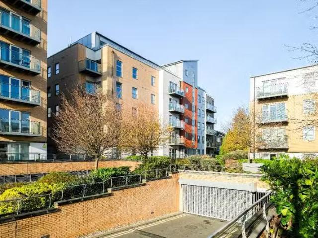 Unique 2 bedroom apartment for rent in Queen Mary Avenue, Lond.