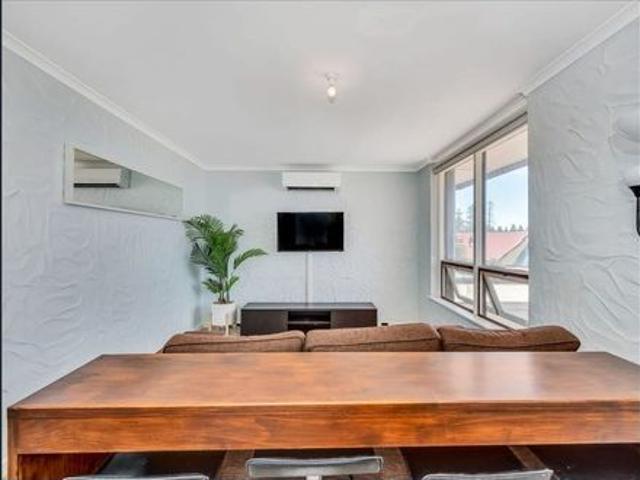 Charming 2 Bedroom Apartment in Prime Glenelg Location!