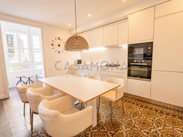 Charming 2 Bedroom Apartment With Balcony And Unique Catalan Features Near Plaça Catalunya