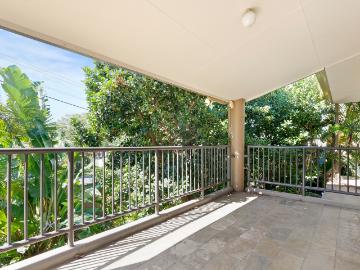 Charming 2 Bedroom Apartment with Mountain Views
