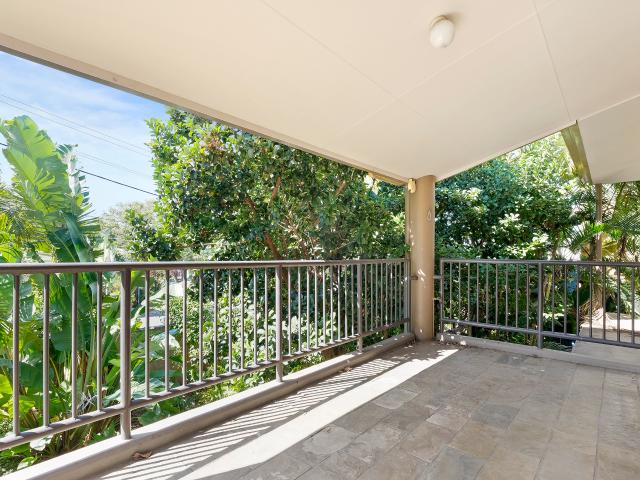 Charming 2 Bedroom Apartment with Mountain Views