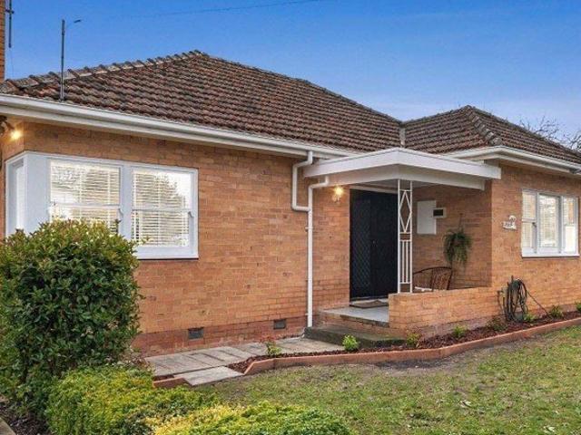 CHARMING 2 BEDROOM BRICK HOME IN CENTRAL LOCATION