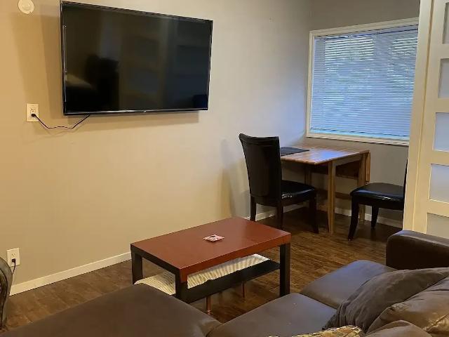 Charming 2 Bedroom Bungalow for Rent in Bridgeland – Private Whole House — 2 Bedrooms House
