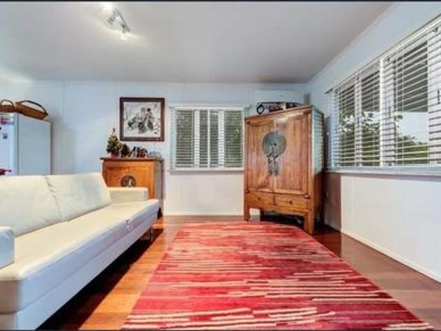 Charming 2 Bedroom Golden Beach Cottage!