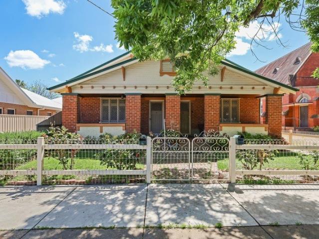 Charming 2 Bedroom Duplex with Private Courtyard and Parking