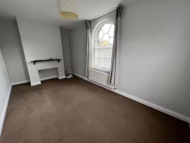 Nice 2 bedroom end of terrace house for rent in Caroline Stree.