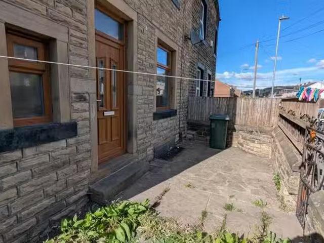 Cheap 2 bedroom end of terrace house for rent in Hainworth Woo.