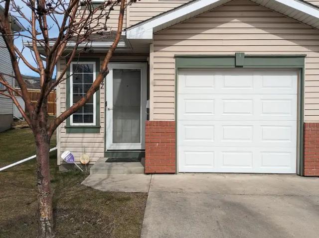 Charming 2 Bedroom End Unit – Private Yard & Garage