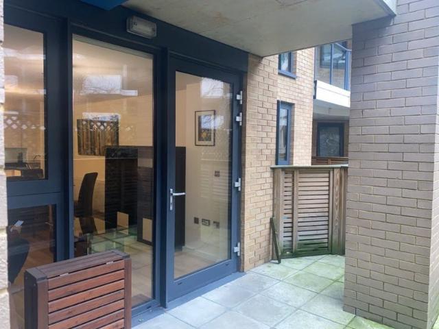 Charming 2 Bedroom Flat with Private Patio