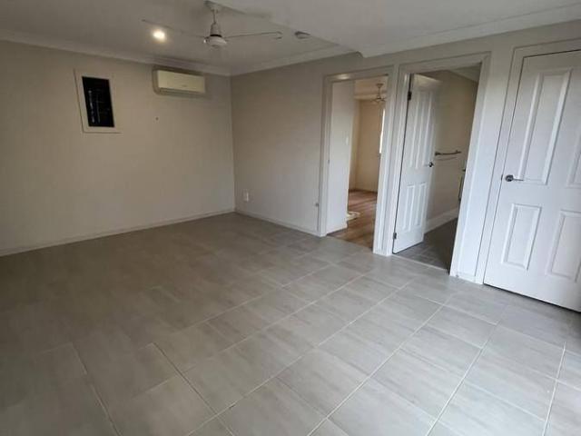 Charming 2 Bedroom Flat with Spacious Yard