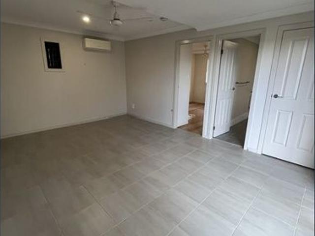 Charming 2 Bedroom Flat with Spacious Yard