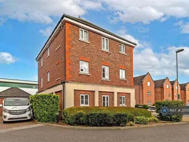 Deal! 2 bedroom flat for rent in Centaurus Square, Frogmore, S.