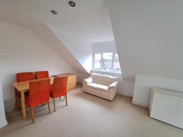 Unique 2 bedroom flat for rent in Kings Avenue, Penn Hill, BH14