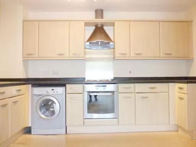 Deal! 2 bedroom flat for rent in Merchants Court, Leonard Stre.