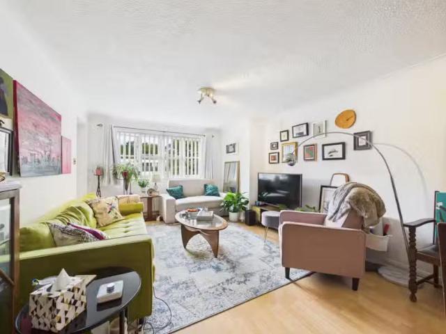 Charming 2 bedroom flat for rent in Regents Court, 58 Albemarl.