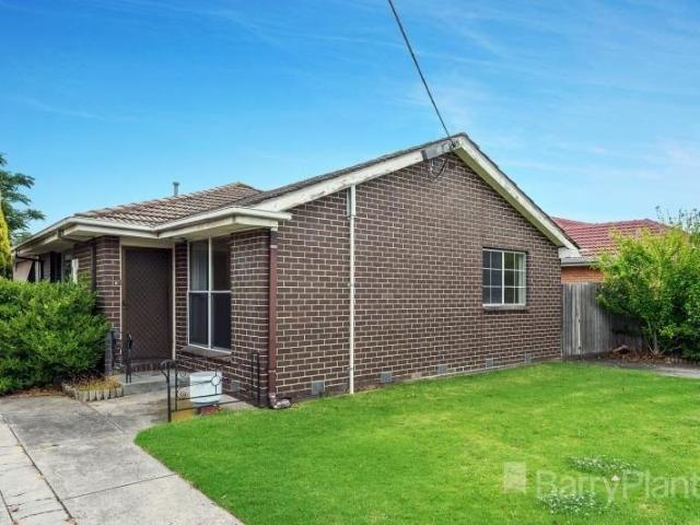 Charming 2 Bedroom Front Unit with Private Courtyard
