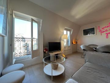 Charming 2 bedroom furnished apartment in the heart of Paris