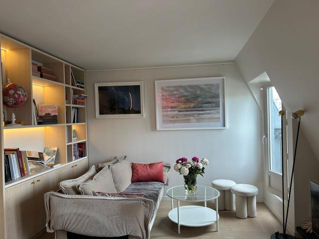 Charming 2 bedroom furnished apartment in the heart of Paris, Paris Amsterdam Apartments for Rent