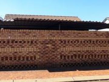 charming 2 bedroom house with 2 outs.