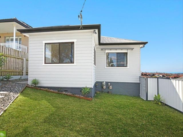 Charming 2 Bedroom Home with lake views Lawn & Garden Maintenance Included