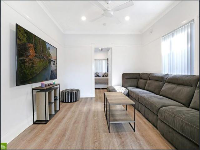 Charming 2 Bedroom Home with lake views Lawn & Garden Maintenance Included